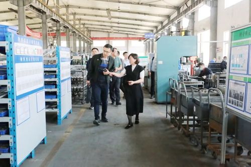 威海市文登區(qū) 專業(yè)身影潛入街巷機(jī)臺(tái) “算力下廠”闖出血路，為企業(yè)送“智”到一線